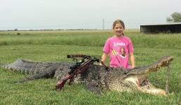 Bé gái 10 tuổi dùng nỏ hạ gục cá sấu 'quái vật' nặng 360 kg