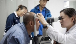 Chàng trai suy thận hiến giác mạc cho bố bị mù trước khi chết