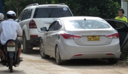 Làng xuất ngoại sắm xe sang, xây biệt thự