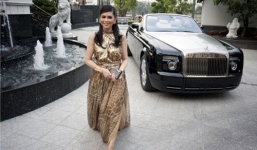 Những bộ cánh đắt tiền màu mè của mẹ chồng Hà Tăng