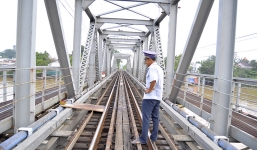 Thanh niên hò hét, nhảy múa trên cầu rồi nhảy vào tàu hỏa