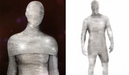 Trang phục Halloween đính 20.000 viên kim cương đắt nhất thế giới