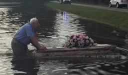 Video: Lũ lụt ở Mỹ cuốn trôi nhiều quan tài khỏi nghĩa trang