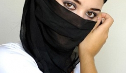 Vợ đòi ly hôn vì chồng quá lùn