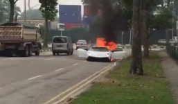 Siêu xe Lamborghini bốc cháy giữa đường 