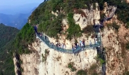 Du khách chạy tán loạn khi phát hiện cầu kính Trung Quốc bị nứt