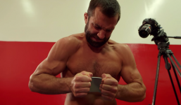 Võ sĩ tay không bẻ cong iPhone 6s Plus