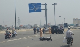 Tai nạn giao thông, 'xế hộp' hất văng hai cô gái xuống đường