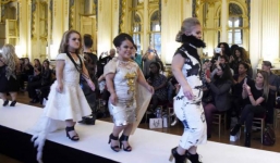 Màn biểu diễn thời trang của những mẫu lùn dưới 1m30