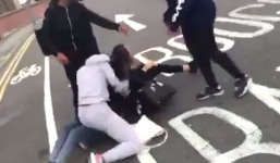 Tranh giành một chàng trai, 200 nữ sinh ẩu đả  tại Anh