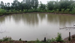 Vợ tá hỏa khi thấy chồng tử vong dưới ao sau nhà