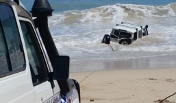 Video: Bị cảnh sát truy đuổi, tên trộm lao ô tô xuống biển