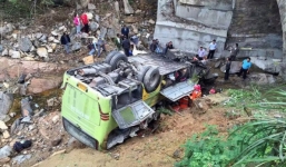 Video: Xe bus lao xuống khe núi, 38 người thương vong