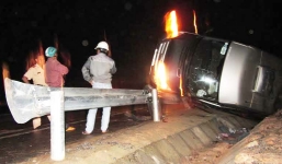 Xe khách 16 chỗ lật ngửa, 4 người thương vong