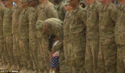 Bất chấp nghi lễ nhà binh, bé gái ôm chầm người cha vừa từ Trung Đông trở về