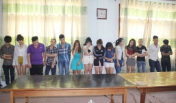 Đột kích bar Next top, nhiều chân dài đang lắc lư theo nhạc mạnh