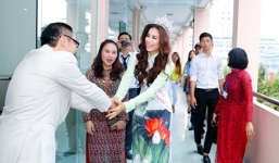Hoa hậu Hoàn vũ Phạm Hương đẹp rạng rỡ ngày về thăm trường