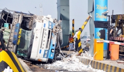 Video: Xe tải đâm sập trạm thu phí trên cao tốc Trung Lương