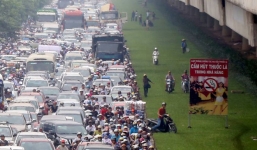 Hà Nội: Đường vành đai 3 ùn tắc, người dân đi lên thảm cỏ