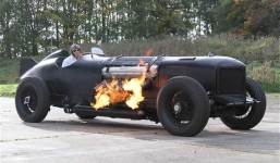 Chiếc xe ngốn 15 lít xăng mỗi khi nổ máy