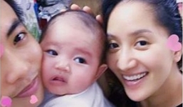 Facebook sao Việt: Phan Hiển - Khánh Thi hạnh phúc bên con trai