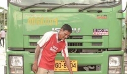 Bức ảnh tân cử nhân quỳ trước xe rác của cha lay động lòng người
