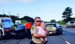 Sốt với bức ảnh vị cảnh sát già vỗ về bé sơ sinh sau tai