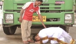 Cử nhân đại học quỳ gối trước xe rác để cảm ơn cha