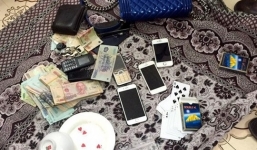 Hải Phòng: 8 phụ nữ đang xóc đĩa trong hiệu cầm đồ