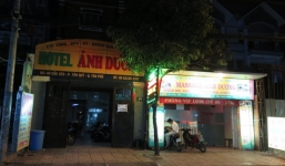 Bắt quả tang nhân viên quán massage đang kích dục cho khách