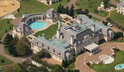 Kỳ lạ biệt thự dát vàng bán 0 đồng