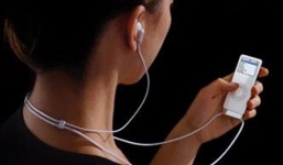 Nguy cơ mất thính giác vì đeo tai nghe