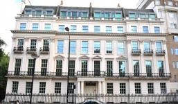 Bán rẻ nội thất dát vàng của biệt thự hàng trăm bảng Anh