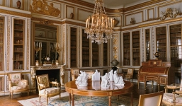 Bán rẻ nội thất dát vàng của biệt thự hàng trăm bảng Anh