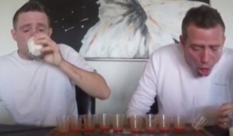 Cặp song sinh 'vêu môi' vì đánh cược uống nước ép 130 trái ớt