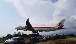 Video: Hoảng hồn phi cơ chở 350 khách bay sượt qua ô tô