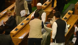 Video: Nghị sĩ Ấn Độ bị đánh hội đồng vì ăn thịt bò