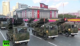 Video: Xe tăng, tên lửa Triều Tiên rầm rộ diễu hành trong lễ duyệt binh
