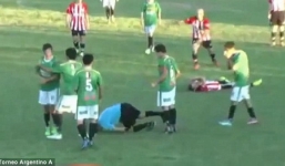 Video: Trọng tài bị cầu thủ đấm vỡ mồm ngay trên sân 