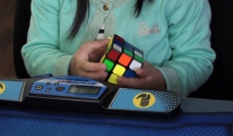 Bé gái 3 tuổi hoàn thành khối rubik chỉ trong vòng 47 giây