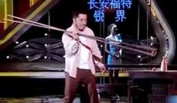 Dùng đũa khổng lồ nặng 15kg để gắp trứng chim cút