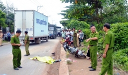 Ngã xuống đường, hai mẹ con bị ô tô cán thương vong