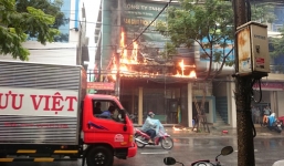 Ngôi nhà bất ngờ bốc cháy ở giữa trung tâm Đà Nẵng