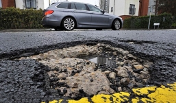 “Mẹo” nhỏ lái xe qua ổ gà dễ dàng