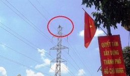 Nghi ngáo đá, nam thanh niên trèo lên cột điện cao thế