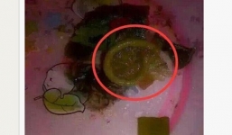 Nghi ngờ bao cao su trong suất cơm của học sinh