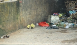 Phân loại rác, phát hiện thi thể bé sơ sinh còn nguyên dây rốn