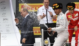 Video: Nhà vô địch lỡ tay phun sâm panh vào ông Putin