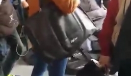 Cô gái kiểm tra từng người trên xe bus để tìm đồ bị mất