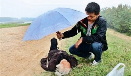 Chàng trai dầm mưa che ô cho bà cụ bị gãy chân gây xúc động